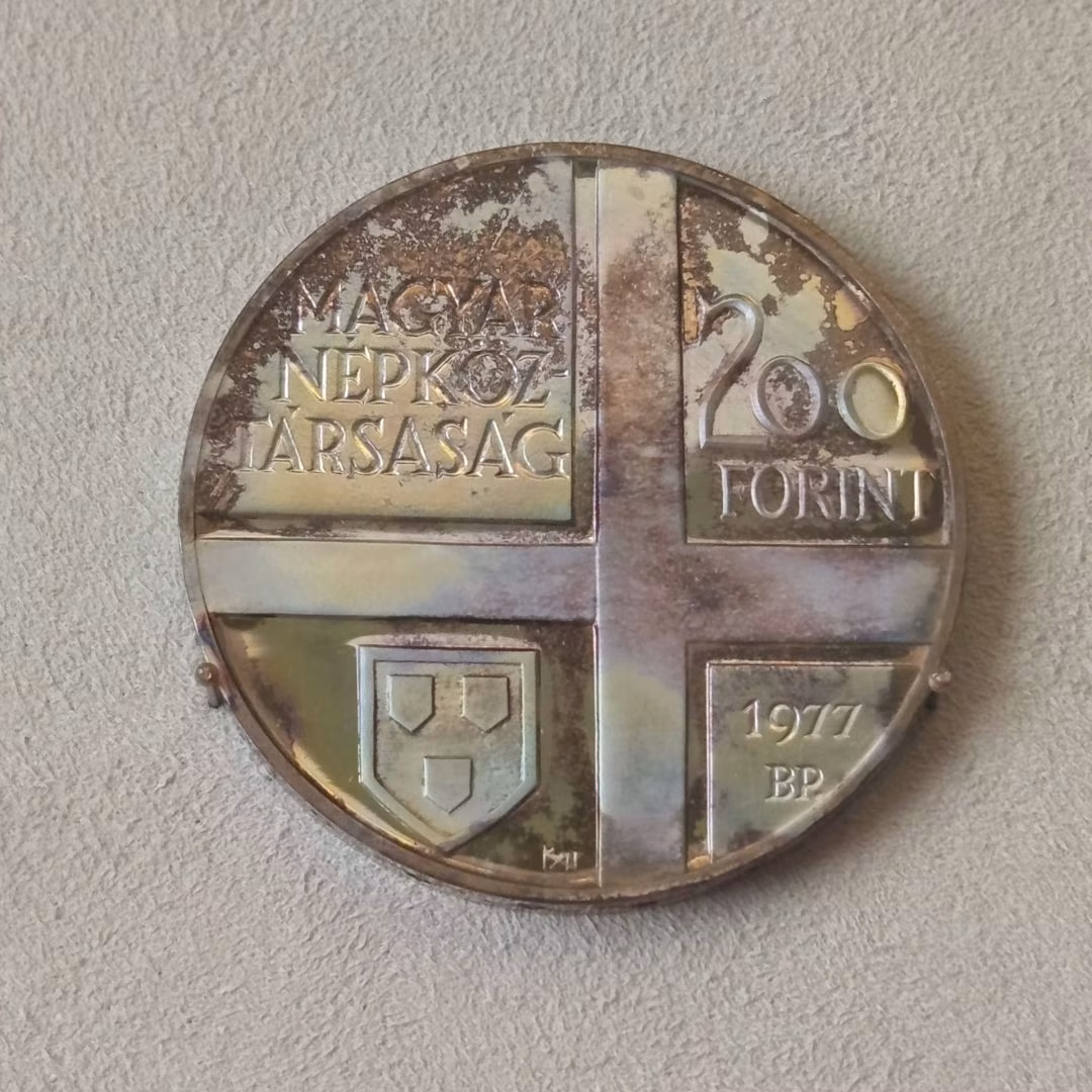 Bode-Museum – 1. kép: Magyar érme 1977-ből; 2. kép: Részlet a ravennai apszis-mozaikból; 3. kép: A gröningeni templomból származó galéria